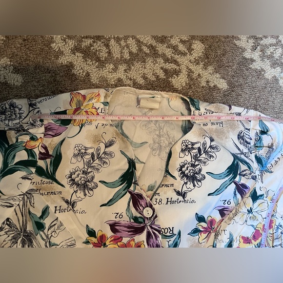 🍑Peaches Uniforms Inc.🍑 Printed Scrub, button-down Top, size Small 🍑 - Picture 8 of 15